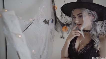 Сексуальная ведьмочка лижет член бойфренда на Хэллоуин 2021